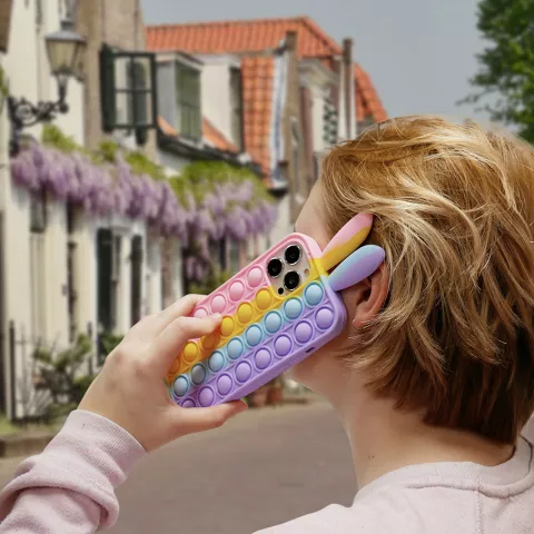 Coque en silicone Bunny Pop Fidget Bubble compatible avec iPhone 15 Pro - rose, jaune, bleu et violet