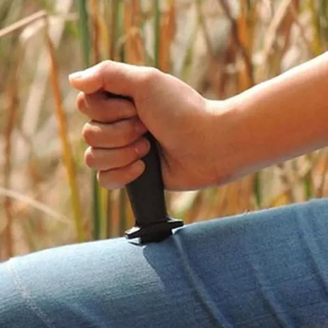 Couteau factice r&eacute;tractable fausse dague en plastique