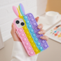 Coque en silicone Bunny Pop Fidget Bubble compatible avec iPhone 15 Plus - rose, jaune, bleu et violet